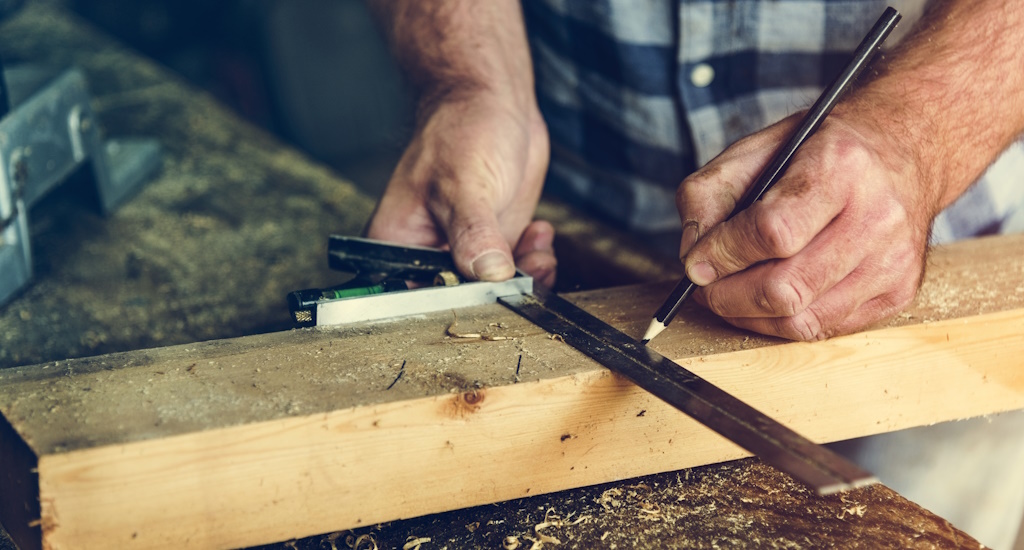 Maßarbeit mit dem Ausmessen von Holz