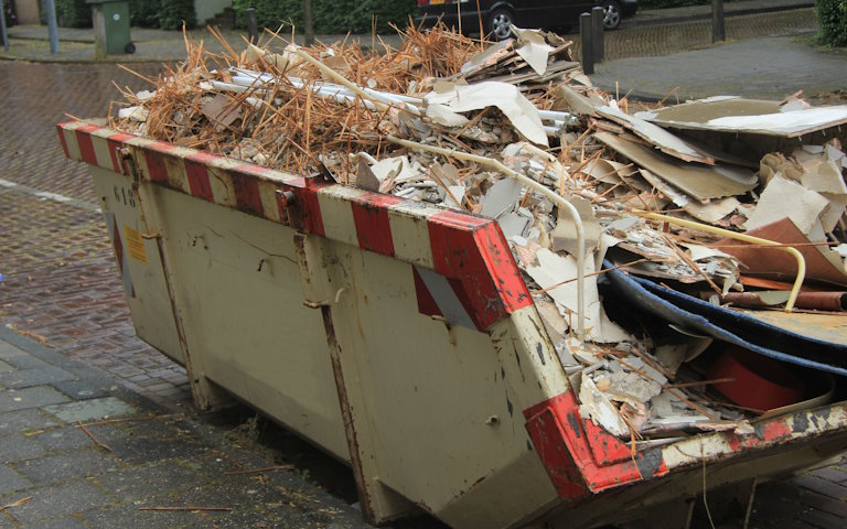 Dachpappe entsorgen im Bauschuttcontainer