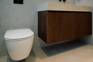 Badezimmer renovieren ohne Fliesen abschlagen: So geht's wirklich