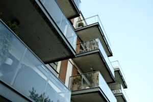 Balkon gestalten kleine Fläche: 7 clevere Ideen für mehr Raum und Gemütlichkeit