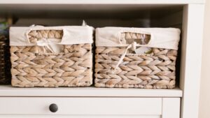 Kleine Räume clever organisieren: 8 Aufbewahrungsideen, die wirklich Platz schaffen